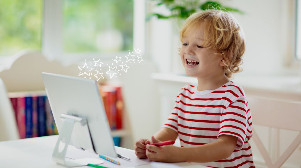 Kind bei online lernen mit dem Tablet 