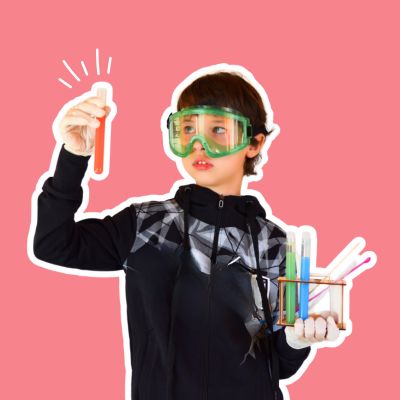 chemie-labor-produktbild Teenager mit Schutzbrille hält Reagenzgläser