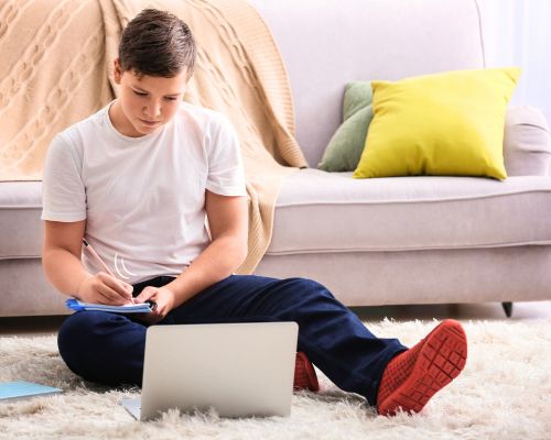 Kind im weißen Kittel hält Reagenzgläser