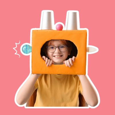 Teenager mit Schutzbrille hält Reagenzgläser