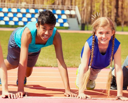 Kind im weißen Kittel hält Reagenzgläser