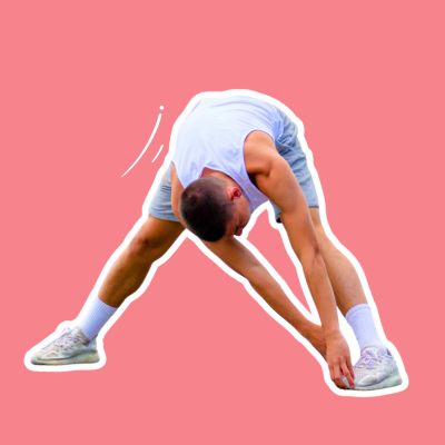 Teenager mit Schutzbrille hält Reagenzgläser